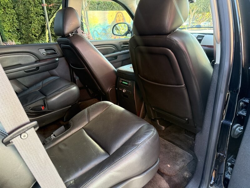 Cadillac Escalade Vehicle Full-screen Gallery Image 11