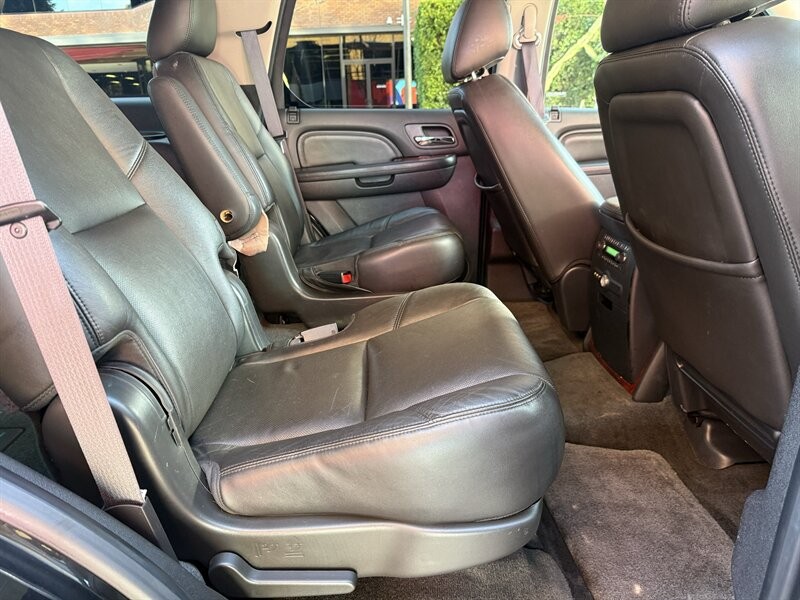 Cadillac Escalade Vehicle Full-screen Gallery Image 12