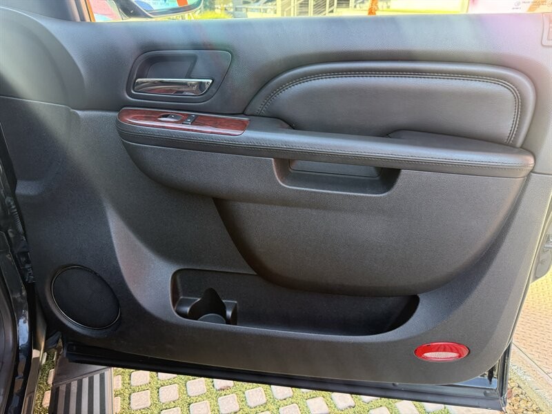 Cadillac Escalade Vehicle Full-screen Gallery Image 13