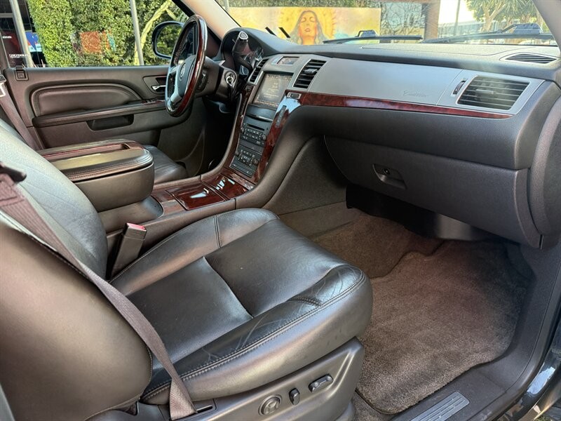 Cadillac Escalade Vehicle Full-screen Gallery Image 14