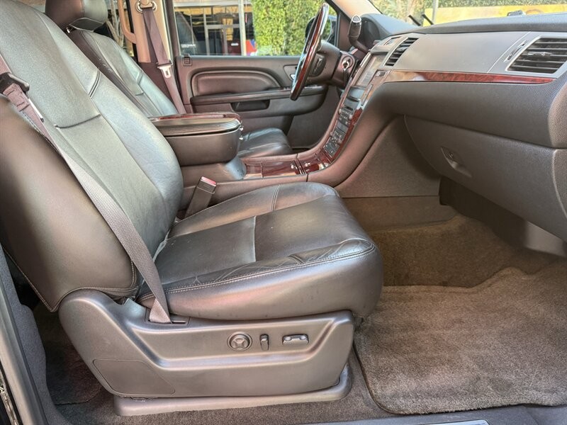 Cadillac Escalade Vehicle Full-screen Gallery Image 15