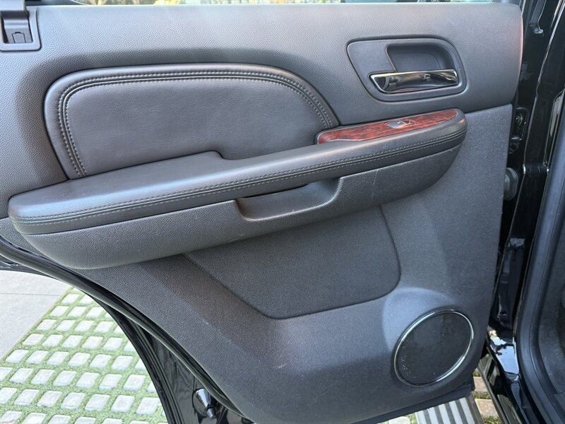 Cadillac Escalade Vehicle Full-screen Gallery Image 16