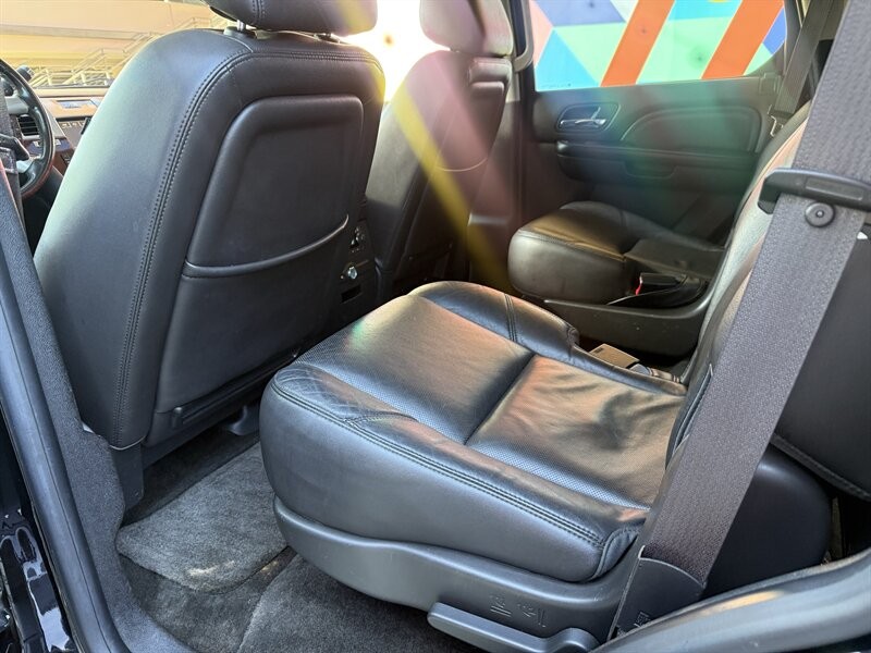 Cadillac Escalade Vehicle Full-screen Gallery Image 17