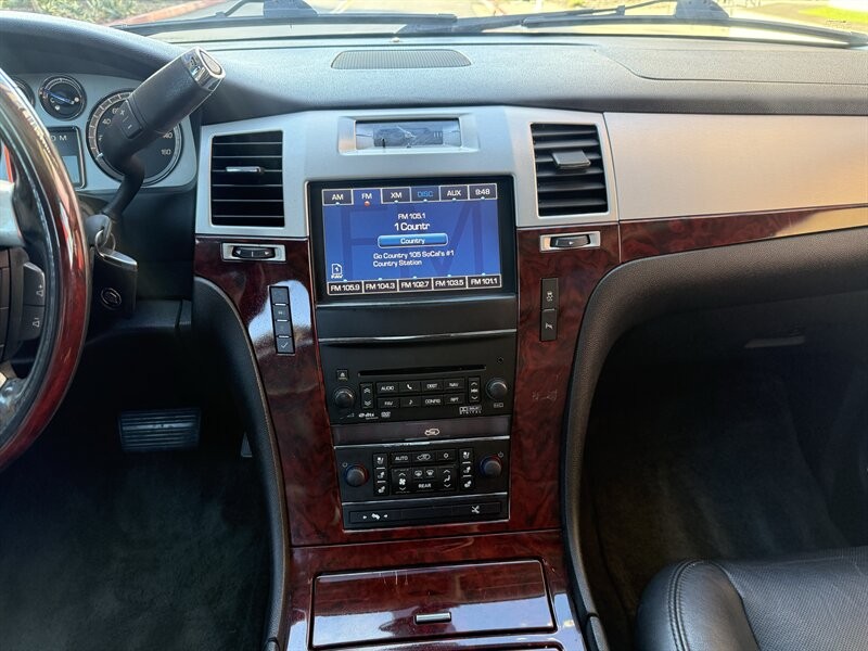 Cadillac Escalade Vehicle Full-screen Gallery Image 20