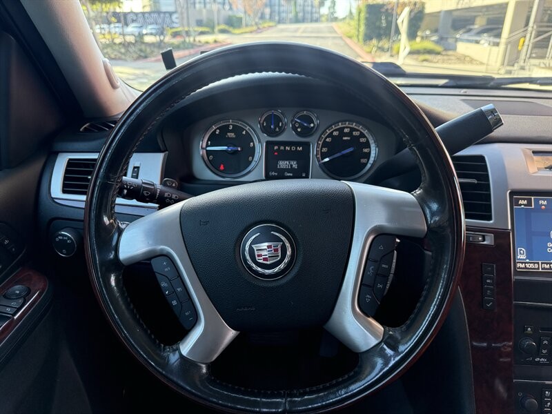 Cadillac Escalade Vehicle Full-screen Gallery Image 21