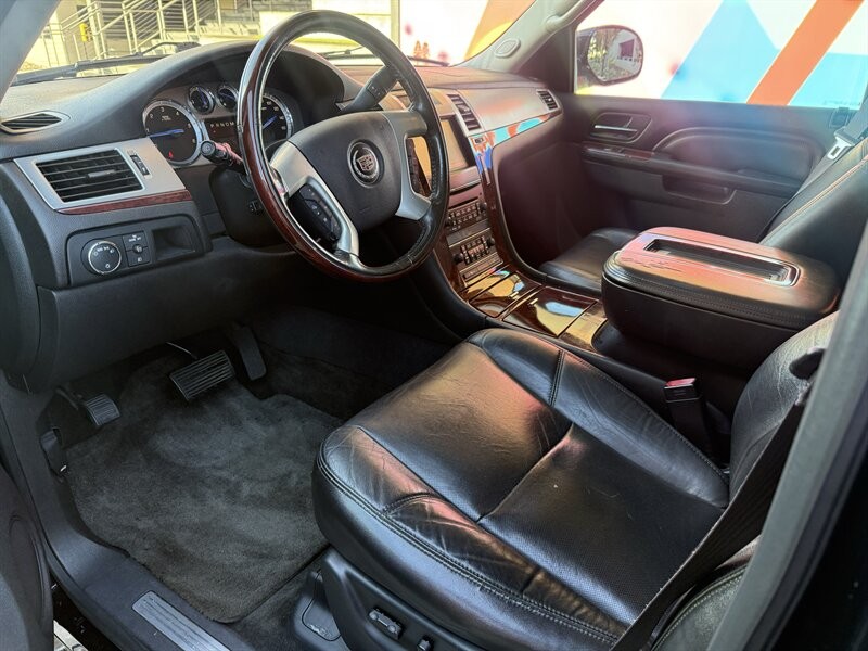 Cadillac Escalade Vehicle Full-screen Gallery Image 22