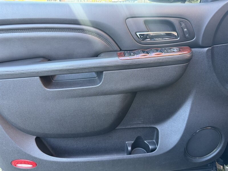 Cadillac Escalade Vehicle Full-screen Gallery Image 23