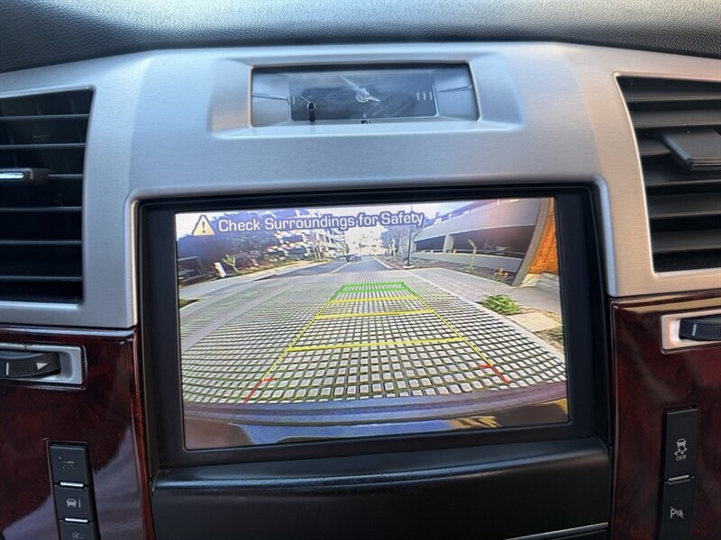 Cadillac Escalade Vehicle Full-screen Gallery Image 26