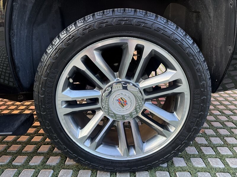 Cadillac Escalade Vehicle Full-screen Gallery Image 28