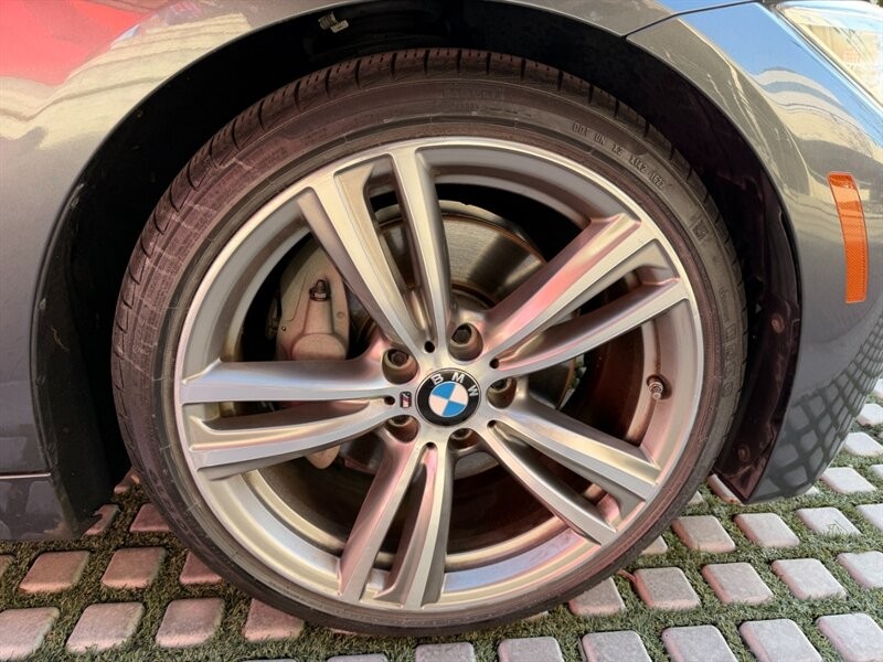 BMW 4 Series Vehicle Full-screen Gallery Image 25