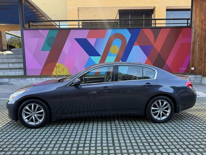 INFINITI G37 Sedan Vehicle Full-screen Gallery Image 2