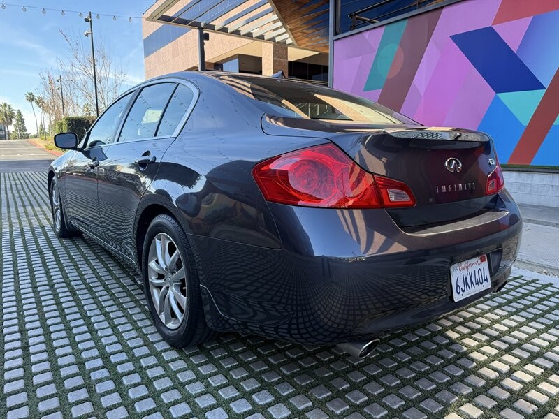 INFINITI G37 Sedan Vehicle Full-screen Gallery Image 3