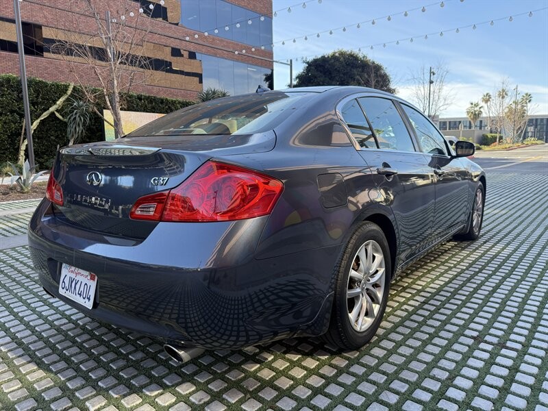 INFINITI G37 Sedan Vehicle Full-screen Gallery Image 5
