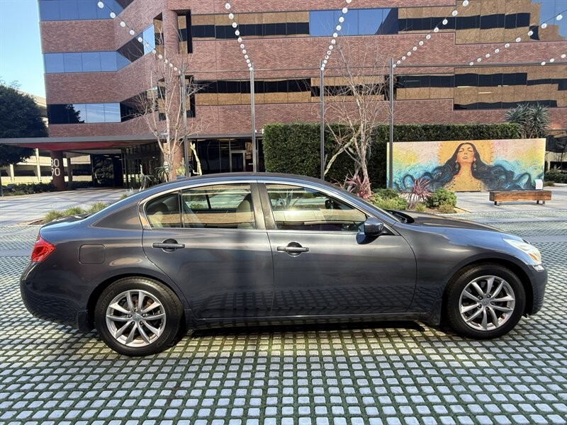 INFINITI G37 Sedan Vehicle Full-screen Gallery Image 7