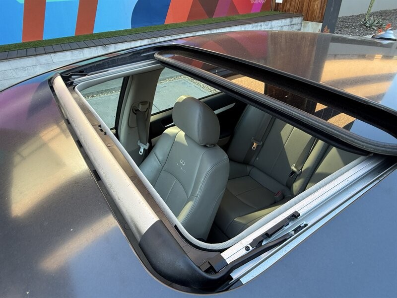 INFINITI G37 Sedan Vehicle Full-screen Gallery Image 9