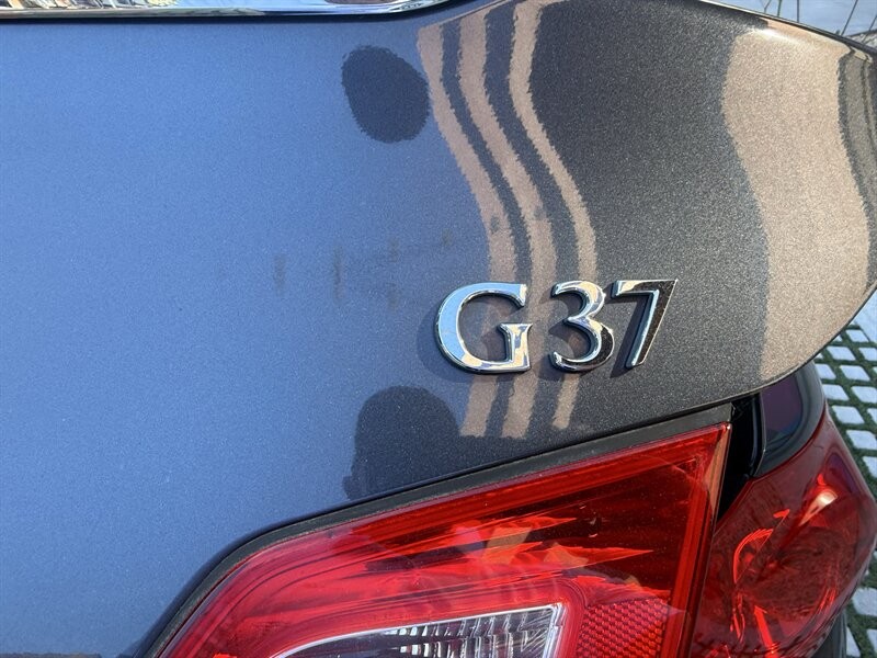 INFINITI G37 Sedan Vehicle Full-screen Gallery Image 11