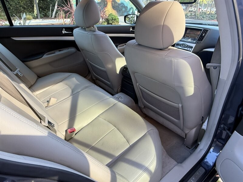 INFINITI G37 Sedan Vehicle Full-screen Gallery Image 12
