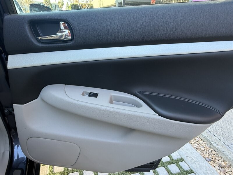 INFINITI G37 Sedan Vehicle Full-screen Gallery Image 13