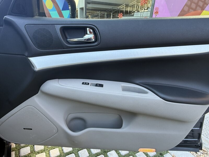 INFINITI G37 Sedan Vehicle Full-screen Gallery Image 15
