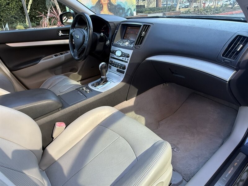 INFINITI G37 Sedan Vehicle Full-screen Gallery Image 16