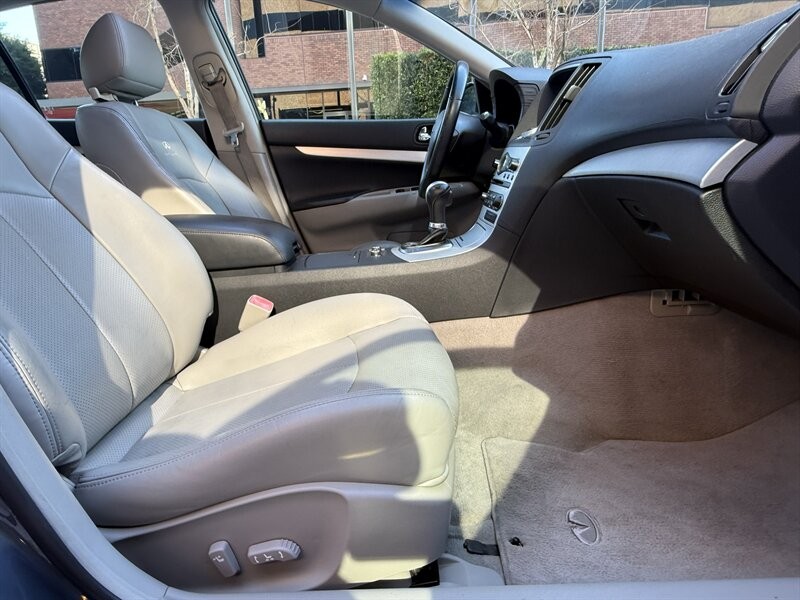 INFINITI G37 Sedan Vehicle Full-screen Gallery Image 17