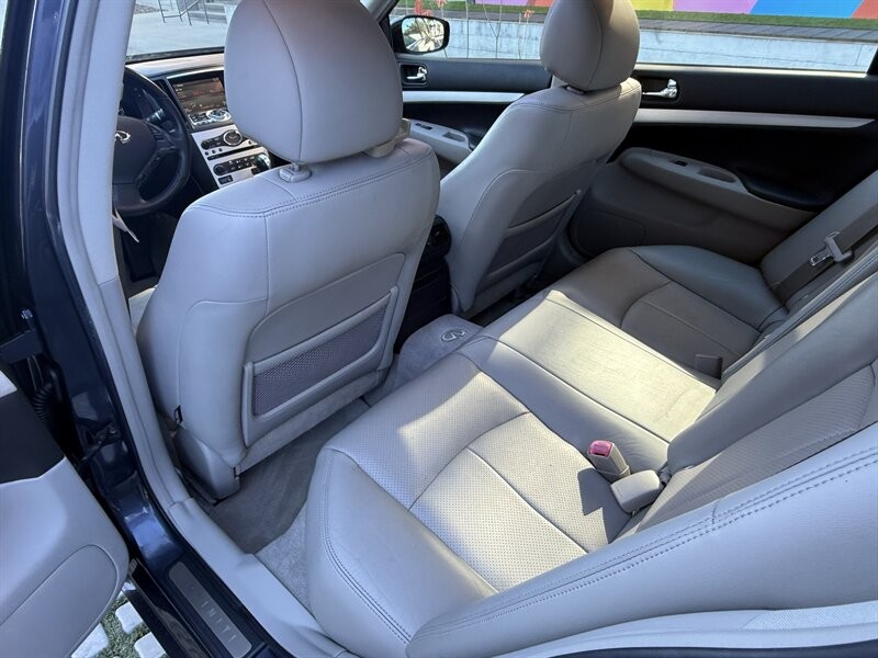 INFINITI G37 Sedan Vehicle Full-screen Gallery Image 19