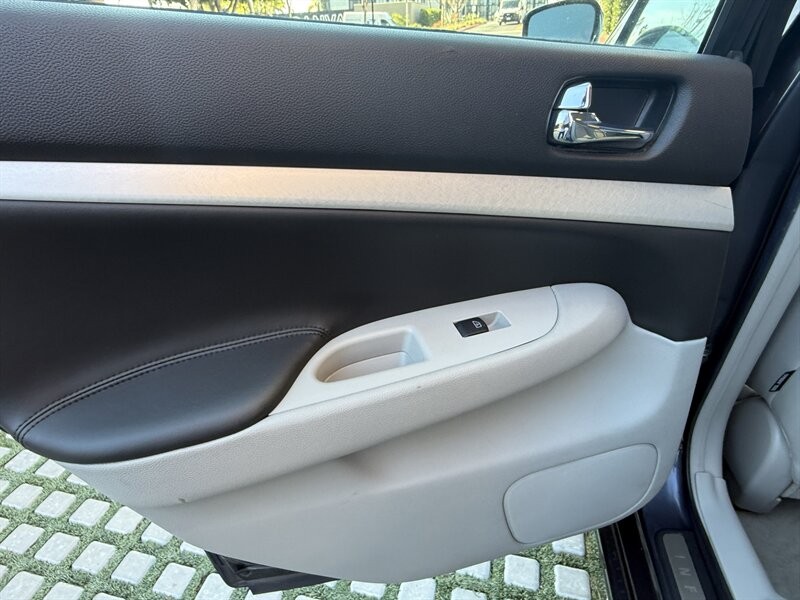 INFINITI G37 Sedan Vehicle Full-screen Gallery Image 20