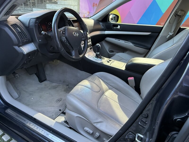 INFINITI G37 Sedan Vehicle Full-screen Gallery Image 25