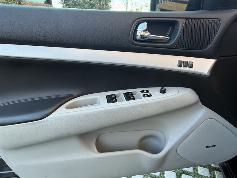 INFINITI G37 Sedan Vehicle Full-screen Gallery Image 26