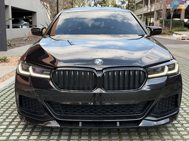 BMW 5 Series Vehicle Full-screen Gallery Image 2