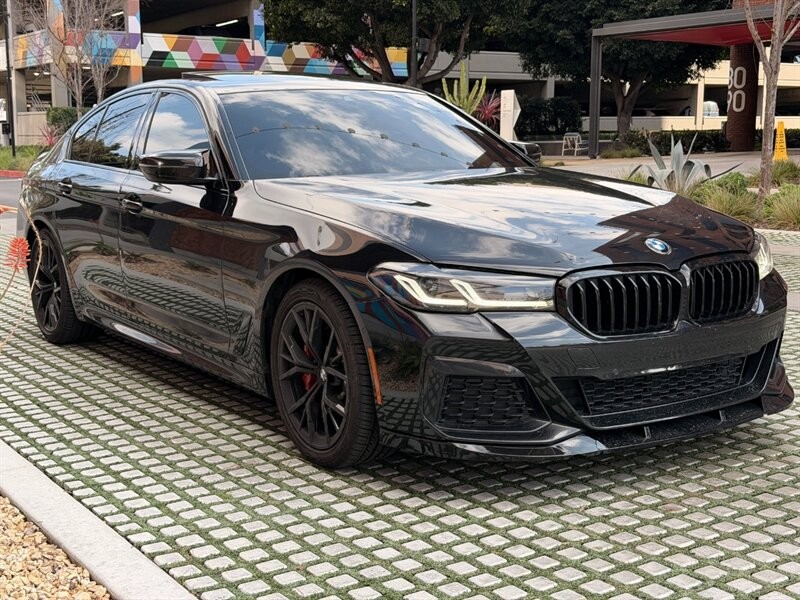 BMW 5 Series Vehicle Full-screen Gallery Image 3