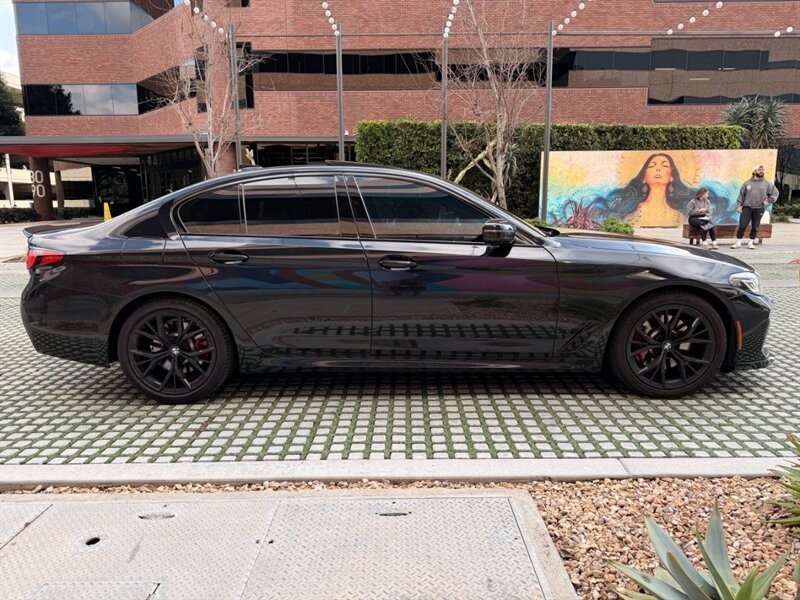 BMW 5 Series Vehicle Full-screen Gallery Image 4