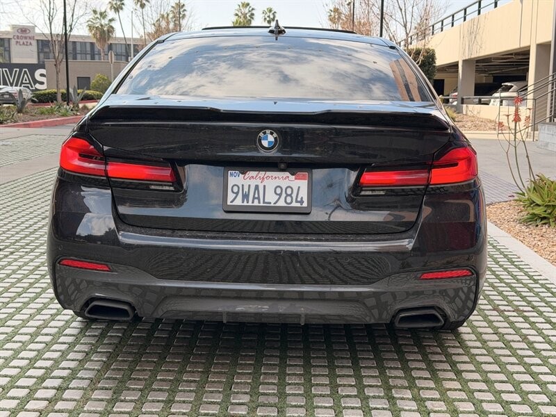 BMW 5 Series Vehicle Full-screen Gallery Image 6