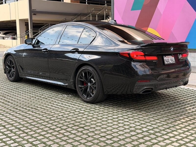 BMW 5 Series Vehicle Full-screen Gallery Image 7