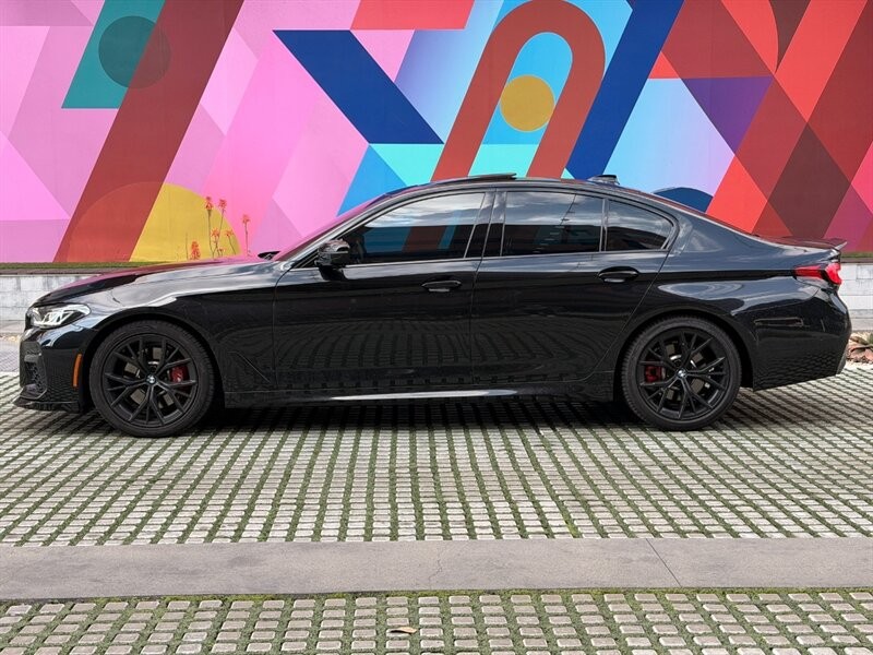 BMW 5 Series Vehicle Full-screen Gallery Image 8