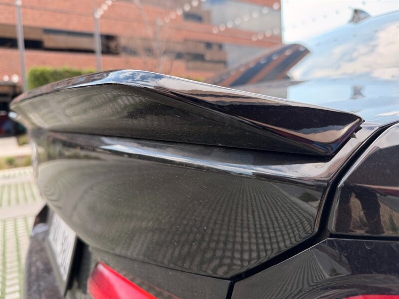 BMW 5 Series Vehicle Full-screen Gallery Image 10