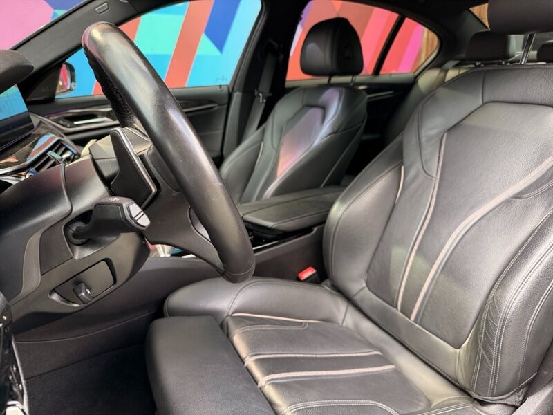 BMW 5 Series Vehicle Full-screen Gallery Image 11