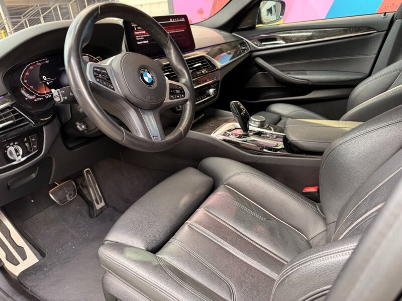 BMW 5 Series Vehicle Full-screen Gallery Image 12