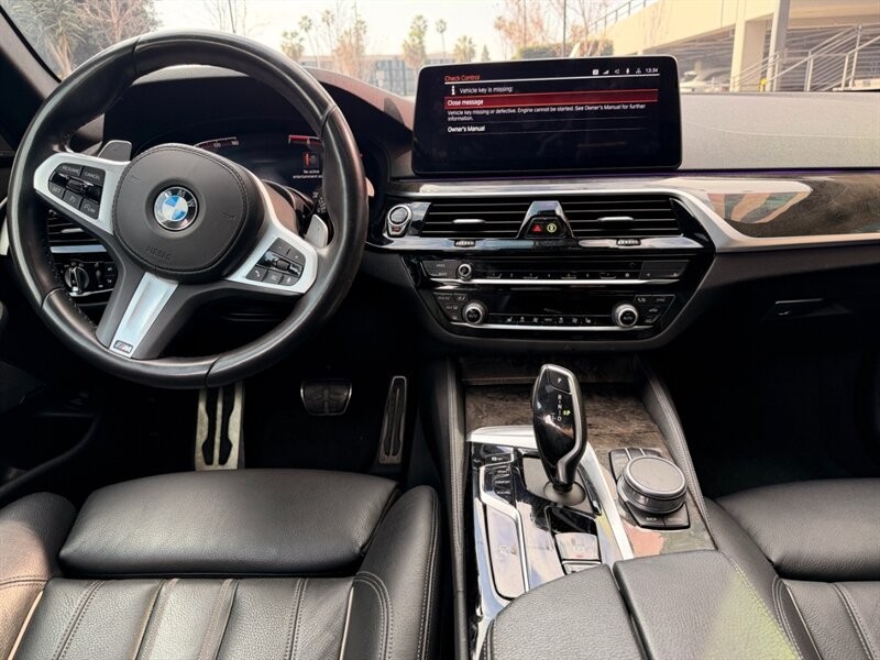 BMW 5 Series Vehicle Full-screen Gallery Image 13