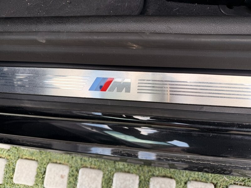 BMW 5 Series Vehicle Full-screen Gallery Image 14