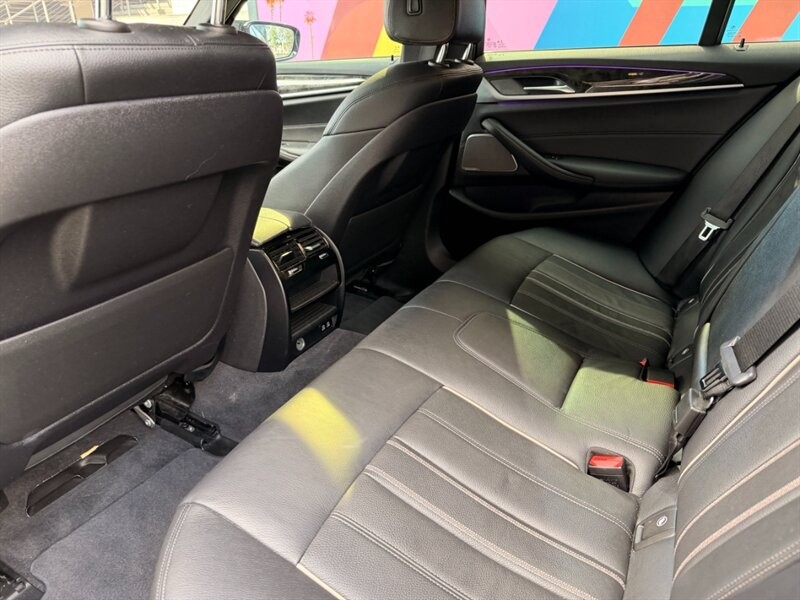 BMW 5 Series Vehicle Full-screen Gallery Image 15