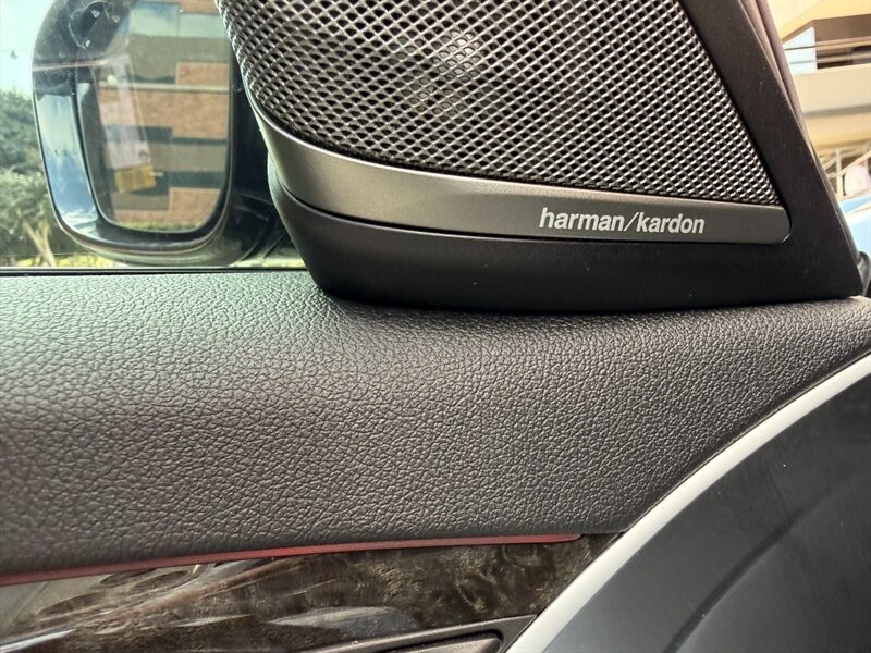 BMW 5 Series Vehicle Full-screen Gallery Image 17