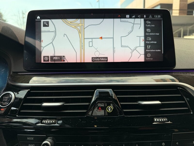 BMW 5 Series Vehicle Full-screen Gallery Image 18