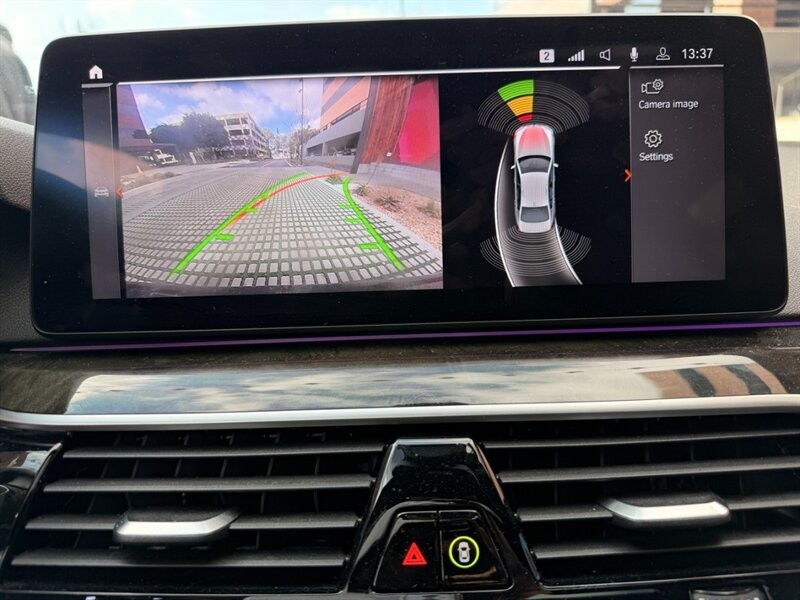 BMW 5 Series Vehicle Full-screen Gallery Image 19