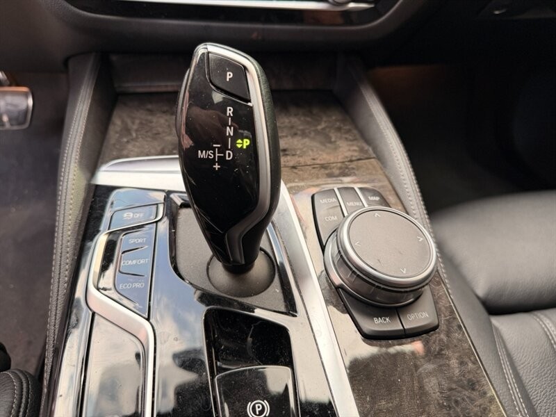 BMW 5 Series Vehicle Full-screen Gallery Image 20