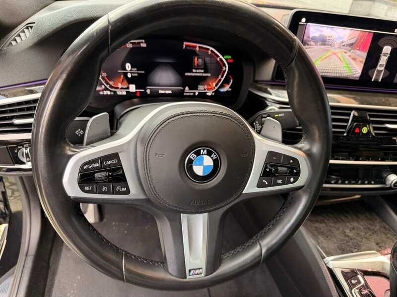 BMW 5 Series Vehicle Full-screen Gallery Image 21