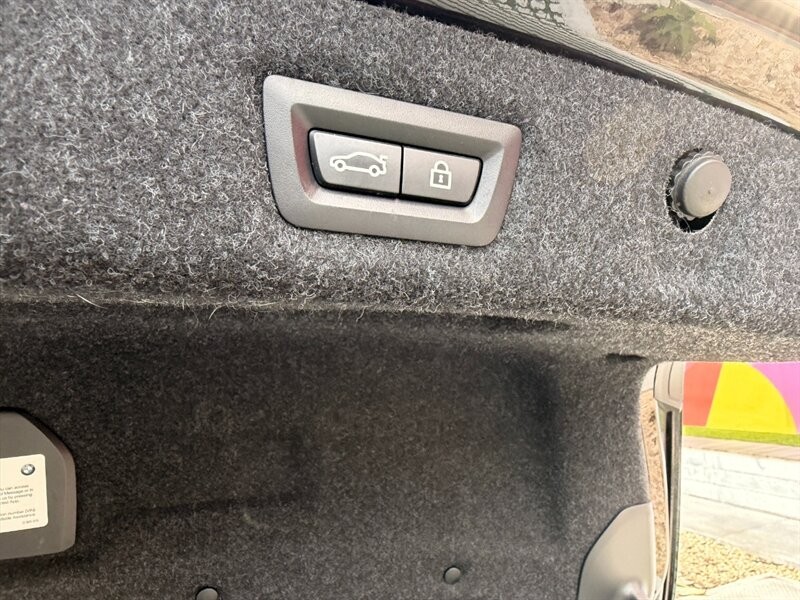 BMW 5 Series Vehicle Full-screen Gallery Image 22