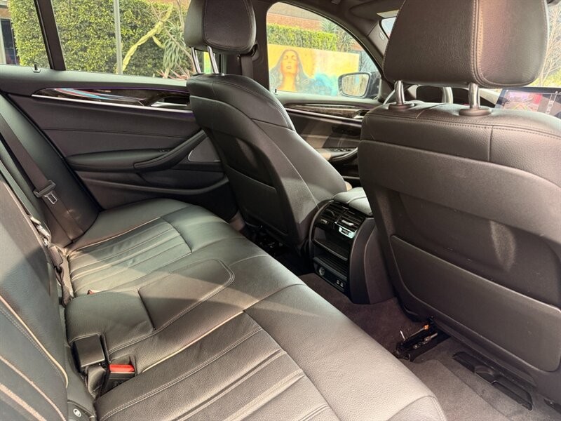 BMW 5 Series Vehicle Full-screen Gallery Image 23