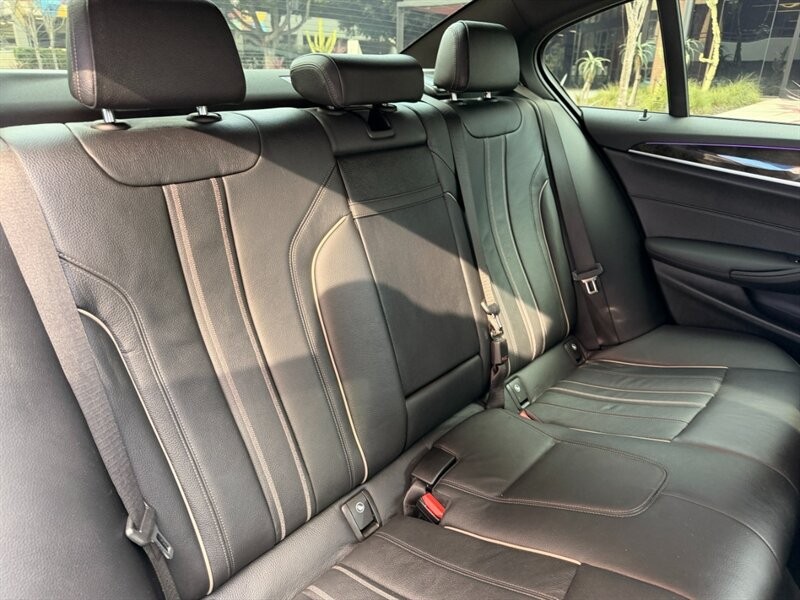 BMW 5 Series Vehicle Full-screen Gallery Image 24