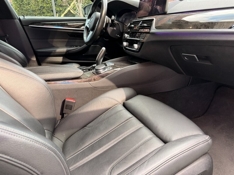 BMW 5 Series Vehicle Full-screen Gallery Image 26